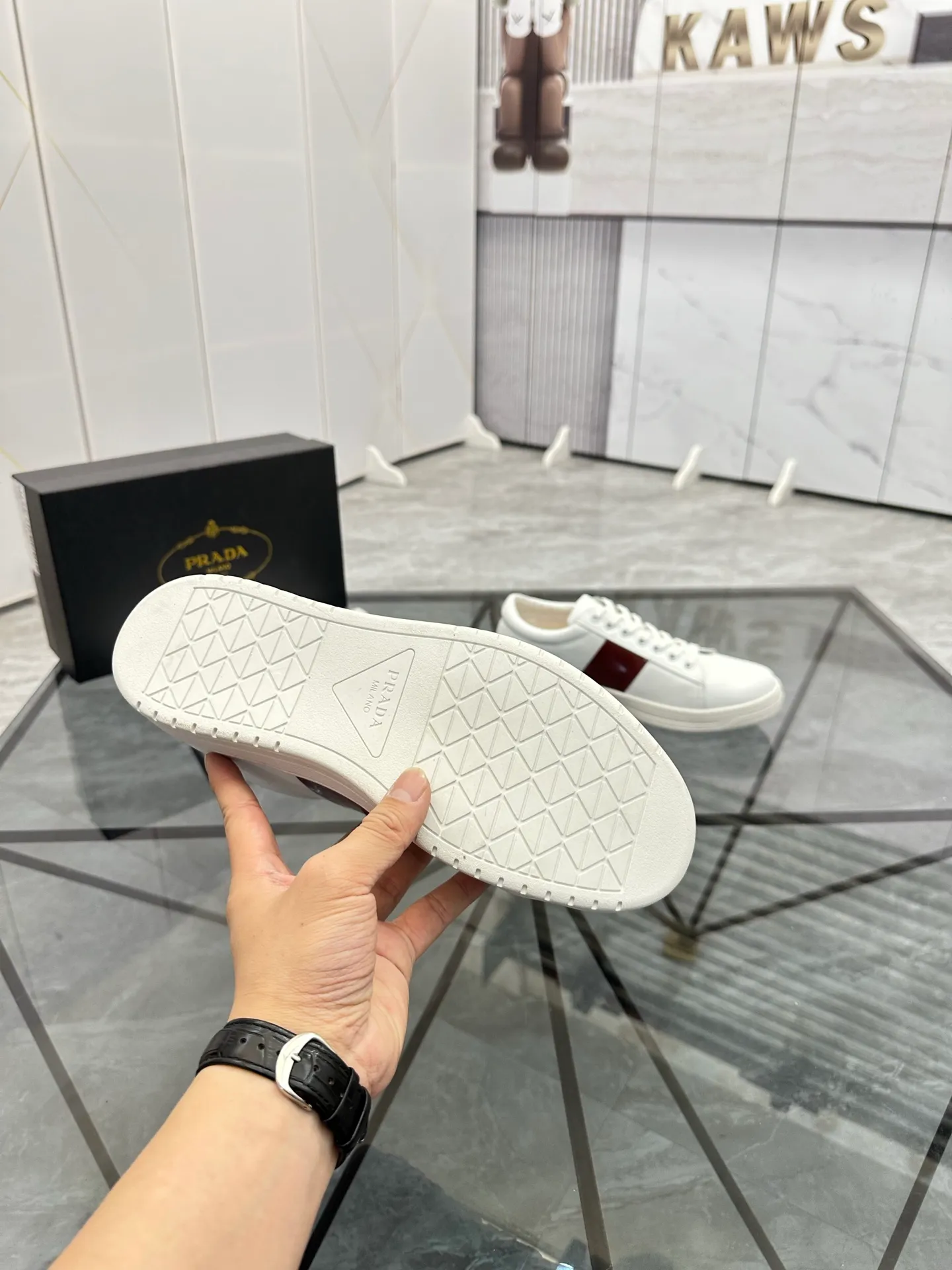 Men's shoes: 💰P400¥ Product trademark: Prada *"Prada*" low-top casual shoes Regular size: 38-44 (can be customized to 45) Product materials: imported cowhide upper, sheepskin lining, original outsole. Number: 020